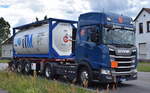 Richard Heinbokel & Co. GmbH aus Rostock mit einem Containerträger Sattelzug mit SCANIA R 500 Zugmaschine am 12.06.24 Bahnübergang Bahnhof Rodleben.