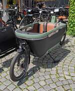 =E-Cargo-Bike Lovens Explorer steht bei einem Fahrradhändler in Lüneburg im Juni 2024