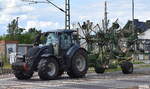 Ein VALTRA Traktor Typ? mit einem Schwader vom Hersteller KRONE Typ Krone Swadro 1400 als Hänger am 12.06.24 Bahnübergang Bahnhof Rodleben.