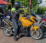 =Triumph Tiger steht abfahrbereit zur geführten Tour vom Konrad-Zuse-Hotel in Hünfeld, 08-2024