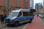 Polizei Frankfurt Mercedes Benz Sprinter Lautsprecherwagen mit LED Anzeige am 15.02.25 in der Innenstadt