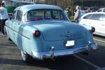 Heckansicht eines Ford Customline fourdoor Sedan im Farbton waterfall blue aus dem Modelljahr 1954. Oldtimerbrunch am Cafe del sol in Gelsenkirchen am 09.03.2025.