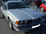 BMW E24 635 CSi, gebaut in den Jahren von 1978 bis 1987. Der abgelichtete E24 ist im Farbton polarissilbermetallic lackiert. Der, mit einer rechtsseitigen Neigung von 30 Grad, verbaute Sechszylinderreihenmotor hat einen Hubraum von 3453 cm³ und  ...