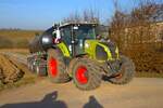 Claas Axion 810 mit Garant Kotte Zubringerfass am 07.03.25 bei Nidderau