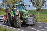 Deutz – Fahr 5230, mit einer Sämaschine auf dem Weg zum Feld.