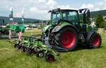 =Fendt 313 Vario mit Fendt-Twister 6606, gesehen auf dem Ausstellungsgelände der Fendt-Freunde Bad Bocklet im Juni 2018