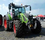 =Fendt 516 als Werbeträger für die Fuldaer Wiesn in Sonderlackierung, gesehen beim Fuldaer Autotag im August 2016