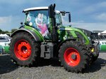 =Fendt 516 als Werbeträger für die Fuldaer Wiesn in Sonderlackierung, gesehen beim Fuldaer Autotag im August 2016