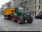 Traktor Fendt 724 unterwegs in der Stadt Genf am 2024.07.22 