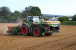 Lohnunternehmer Kai Ruppel Fendt Vario 724 mit Amazone Precea 6000-2FCC und FTender 1600 Fronttank am 29.08.24 bei Wächtersbach bei der Rapsaussaht