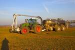 LU Schmidt Ronneburg Fendt Vario 728 mit BSA Ausbringerfass und BOMECH Schleppschuh beim Gärrerste Ausbringen am 07.03.25 bei Nidderau