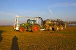 LU Schmidt Ronneburg Fendt Vario 728 mit BSA Ausbringerfass und BOMECH Schleppschuh beim Gärrerste Ausbringen am 07.03.25 bei Nidderau