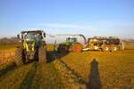 LU Schmidt Ronneburg Fendt Vario 728 mit BSA Ausbringerfass und BOMECH Schleppschuh beim Gärrerste Ausbringen und Claas Axion mit Garant Kotte Zubringerfas am 07.03.25 bei Nidderau