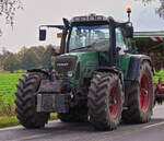 Fendt 815 Vario, auf dem Weg zum nächsten Acker.