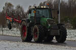 Fendt 815 Vario, mit angehängtem Pflug auf dem Weg zum nächsten Feld. 11.2024