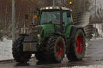 Fendt 815 Vario, mit angehängtem Pflug unterwegs.