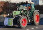 =Fendt Favorit 512 C ist unterwegs in Fulda bei einer der vielen bundesweiten Bauerndemos im Januar 2024