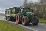 Fendt Traktor mit drei Achsanhänger beladen mit gehäckseltem Mais, unterwegs zum Abladeort.