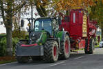 Fendt Traktor, mit einer Grimme Kartoffelernte Maschine unterwegs.