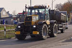 JCB Fastrac mit beladenem Hänger unterwegs.