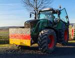 =Fendt 927 vom Lohnunternehmen HERRLICH unterwegs in Fulda bei einer der vielen bundesweiten Bauerndemos im Januar 2024