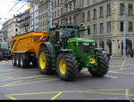 John Deere 215 unterwegs in der Stadt Genf am 2024.07.22