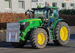 =John Deere 6150 R ist unterwegs in Fulda bei einer der vielen bundesweiten Bauerndemos im Januar 2024