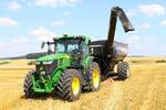 Schelmenhäuser Hofgut Weizenernte mit Stark Harvesting John Deere 7R 350 am 20.07.24 bei Frankfurt Bergen Enkheim