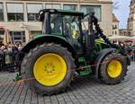 =John Deere 6120 M ist Teilnehmer am Stollenfestzug in Dresden, 12-2024