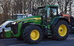 Ein John Deere John Deere 8R 340 Traktor am 08.01.24 Großer Stern Berlin bei der Demo der Landwirte.