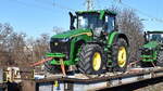 Fabrikneuer JOHN DEERE 8R 340 Traktor wird per Bahn ausgeliefert, 19.02.25 Höhe Bahnhof Magdeburg-Neustadt.