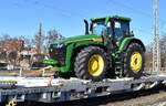 Fabrikneuer JOHN DEERE 8R 410 Traktor wird per Bahn ausgeliefert, 19.02.25 Höhe Bahnhof Magdeburg-Neustadt.