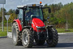 Massey Ferguson 5710 SL, aufgenommen bei der Durchfahrt eines Kreisverkehrs.