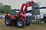 Massey Ferguson 6S.145, steht auf dem Gelnde bei einer Ausstellung.