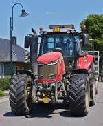 Massey Ferguson 7722 mit Hänger, aufgenommen 06.2024.