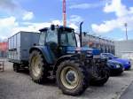 NEW-HOLLAND FORD-7740; mit kleinem Viehtransportanhänger vor der Keine-Sorgen-Arena in Ried; 140422