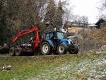 NEW-Holland zieht in hurtiger Fahrt den Rückewagen hinter sich her;  170203