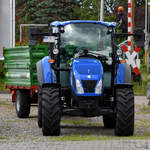 Dieser New Holland T4/75 mit Anhänger stand bei bestem Schmuddelwetter an einer Tankstelle in Niebüll.