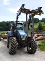 Ein New Holland mit Frontlader bei Sulzberg auf den Gelnde eines Sgewerkes am 11.08.08