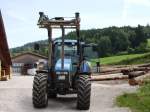 Ein New Holland mit Frontlader in Sulzberg bei einen Sgewerk am 11.08.08