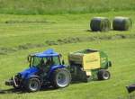 Traktor mit Ballenpresse von Krone am 26.5.2012 bei Brixlegg fr Feldarbeiten.