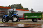 Dieser New Holland T4/75 mit Anhänger stand bei bestem Schmuddelwetter an einer Tankstelle in Niebüll.