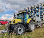 =New Holland T5 steht im Hamburger Hafengebiet, 09-2024