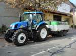 New Holland T6020,  wartet auf die Abgabe der frisch geernteten Sptburgundertrauben,  WG Knigschaffhausen/Kaiserstuhl,  Okt.2008 