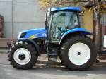 New Holland T6020 ,4Zyl.Turbo-Diesel 4485ccm/112PS,
die T-Serie wird seit 2007 gebaut,
die Firma wurde 1895 in den USA gegrndet und gehrt nach wechselvoller Geschichte heute mit 90% zu FIAT,
Okt.2008
