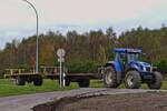 Traktor New Holland T7 mit 2 Hngern auf dem Weg zu einem Feld. 10.2024