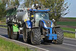 New Holland T7, mit Güllefass von Joskin unterwegs.