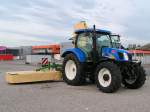 NEW-HOLLAND T6040 mit Heckmhwerk wird gerade vom Messegelnde in Ried i.I.