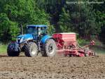 Traktor New Holland T7050 mit einer Drillmaschine HORSCH Pronto 4 DC - fotografiert am 29.05.2010 im Landkreis Elbe-Elster/ Land Brandenburg - Copyright @ Ralf Christian Kunkel