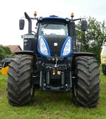 New Holland T8, steht bei der Kreistierschau des Landkreises Fulda im Juni 2016